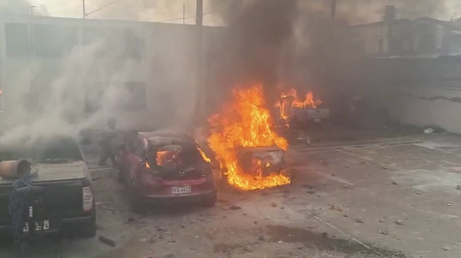 Ratusan penduduk asli dan petani di Ekuador turun ke jalan pada Senin (22/9), memblokir akses dengan barikade serta batang pohon yang dibakar, sebagai bentuk penolakan terhadap keputusan pemerintah yang menghapus subsidi solar. (Tangkapan Layar Video Reuters/ECUADOREAN POLICE HANDOUT)
