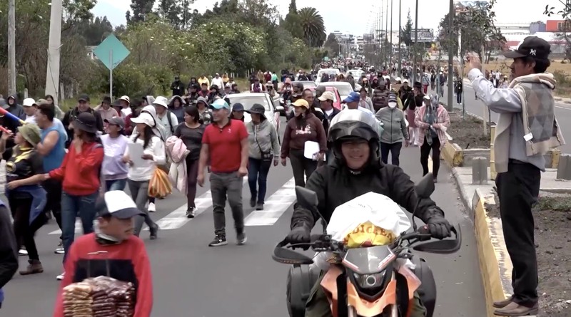 Ratusan penduduk asli dan petani di Ekuador turun ke jalan pada Senin (22/9), memblokir akses dengan barikade serta batang pohon yang dibakar, sebagai bentuk penolakan terhadap keputusan pemerintah yang menghapus subsidi solar. Ratusan penduduk asli dan petani di Ekuador turun ke jalan pada Senin (22/9), memblokir akses dengan barikade serta batang pohon yang dibakar, sebagai bentuk penolakan terhadap keputusan pemerintah yang menghapus subsidi solar. (Tangkapan Layar Video Reuters/ECUADOREAN POLICE HANDOUT)