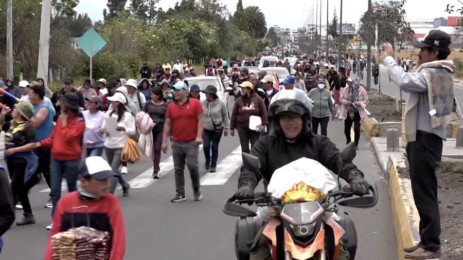 Ratusan penduduk asli dan petani di Ekuador turun ke jalan pada Senin (22/9), memblokir akses dengan barikade serta batang pohon yang dibakar, sebagai bentuk penolakan terhadap keputusan pemerintah yang menghapus subsidi solar. (Tangkapan Layar Video Reuters/ECUADOREAN POLICE HANDOUT)