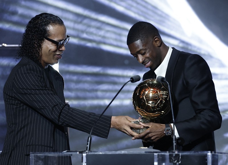 Ousmane Dembélé dari Paris Saint-Germain menyampaikan pidato usai meraih Ballon d’Or putra di Theatre du Chatelet, Paris, Senin (22/9/2025). (REUTERS/Benoit Tessier)