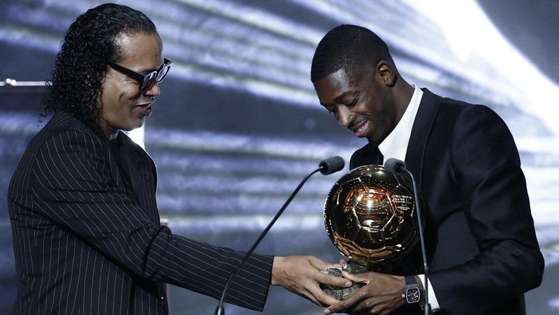 Ousmane Dembélé dari Paris Saint-Germain menyampaikan pidato usai meraih Ballon d’Or putra di Theatre du Chatelet, Paris, Senin (22/9/2025). (REUTERS/Benoit Tessier)