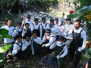 Momen Pandawara dan Telkom Bersih-bersih Sungai Penuh Sampah