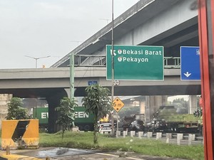 Truk Kontainer Melintang di Tol Bekasi Barat KM 12, Tutupi Setengah Jalan
