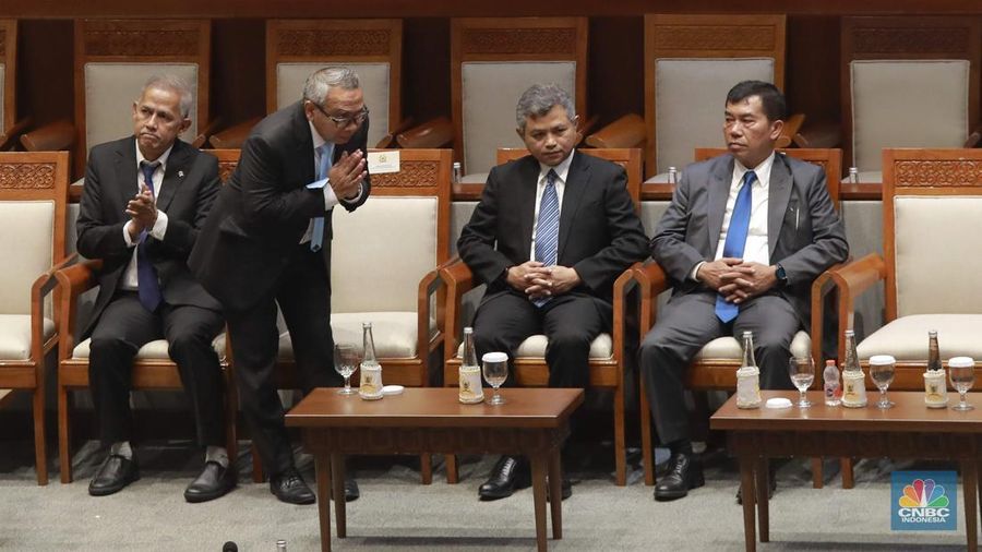 Ketua Dewan Komisioner LPS, Anggito Abimanyu, Wakil Ketua Dewan Komisioner LPS, Farid Azhar Nasution, Anggota Dewan Komisioner LPS Bidang Program Penjaminan dan Resolusi Bank, Doddy Zulverdi dan Anggota Dewan Komisioner LPS Bidang Program Penjaminan Polis, Ferdinan Dwikoraja Purba berfoto bersama Pimpinan DPR RI Dalam Rapat Paripurna DPR  RI, ke-5 Masa Persidangan 1 Tahun Sidang 2025-2026 di Gedung DPR/MPR RI, Senayan, Jakarta, Selasa (23/9/2025). (CNBC Indonesia/Muhammad Sabki)