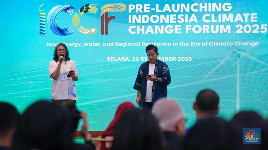 Wakil Ketua MPR RI, Eddy Soeparno (tengah) dan Ketua Yayasan Era Shradda Indonesia, Amelia Salim (kanan) dalam acara Launching Indonesia Climate Change Forum (ICCF) 2025 di Gedung MPR/DPR RI, Senayan, Jakarta, Selasa (23/9/2025). (CNBC Indonesia/Faisal Rahman)