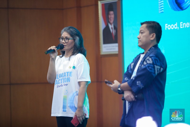 Wakil Ketua MPR RI, Eddy Soeparno (tengah) dan Ketua Yayasan Era Shradda Indonesia, Amelia Salim (kanan) dalam acara Launching Indonesia Climate Change Forum (ICCF) 2025 di Gedung MPR/DPR RI, Senayan, Jakarta, Selasa (23/9/2025). (CNBC Indonesia/Faisal Rahman)