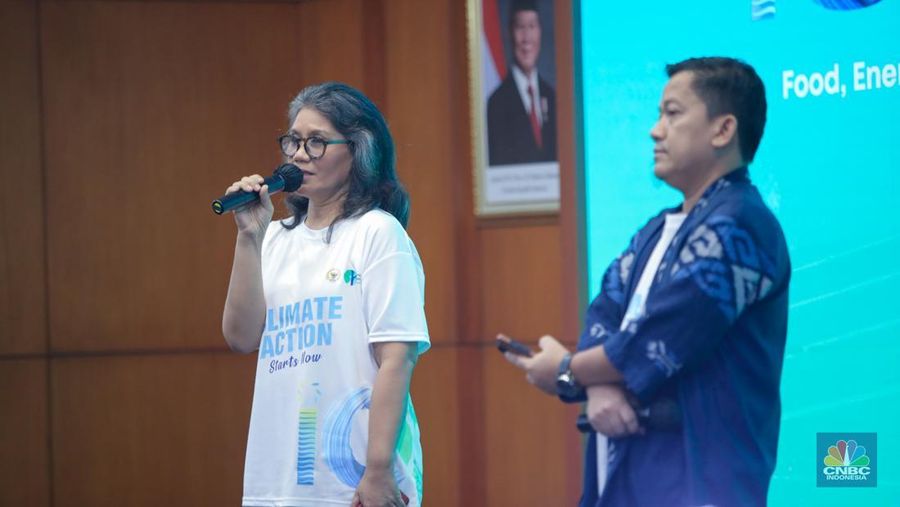 Wakil Ketua MPR RI, Eddy Soeparno (tengah) dan Ketua Yayasan Era Shradda Indonesia, Amelia Salim (kanan) dalam acara Launching Indonesia Climate Change Forum (ICCF) 2025 di Gedung MPR/DPR RI, Senayan, Jakarta, Selasa (23/9/2025). (CNBC Indonesia/Faisal Rahman)