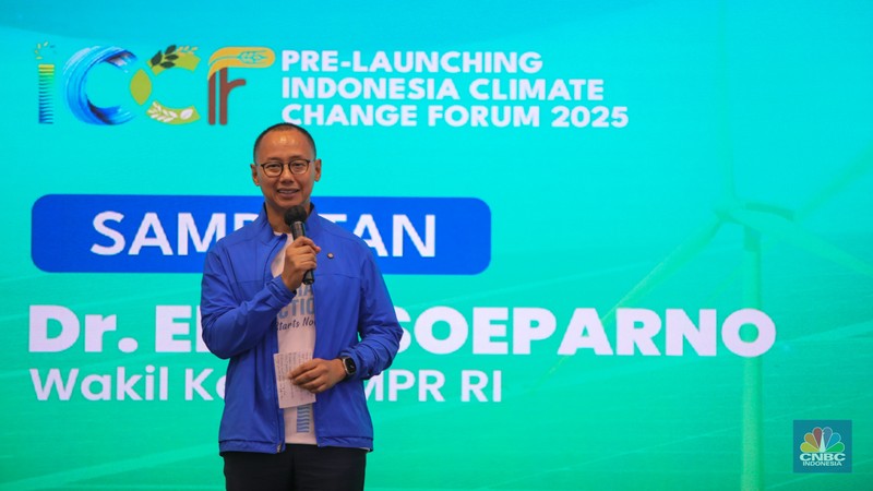 Wakil Ketua MPR RI, Eddy Soeparno (tengah) dan Ketua Yayasan Era Shradda Indonesia, Amelia Salim (kanan) dalam acara Launching Indonesia Climate Change Forum (ICCF) 2025 di Gedung MPR/DPR RI, Senayan, Jakarta, Selasa (23/9/2025). (CNBC Indonesia/Faisal Rahman)
