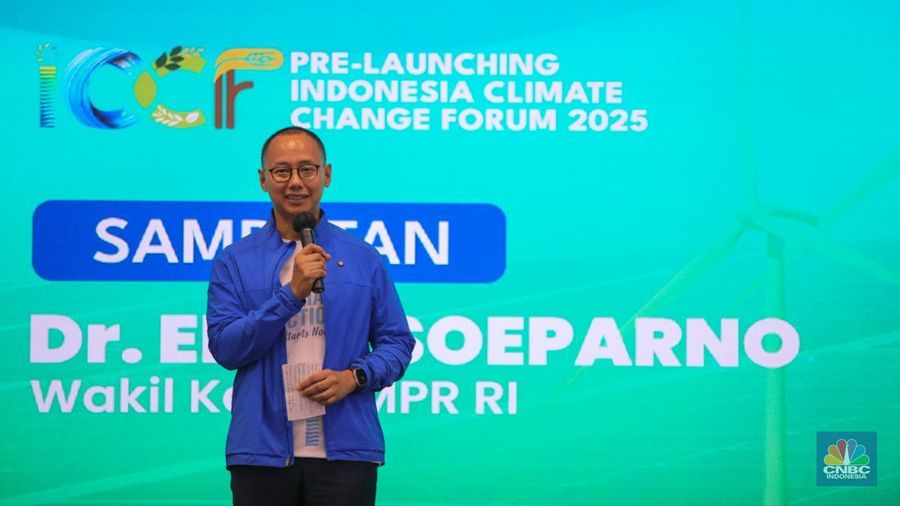 Wakil Ketua MPR RI, Eddy Soeparno (tengah) dan Ketua Yayasan Era Shradda Indonesia, Amelia Salim (kanan) dalam acara Launching Indonesia Climate Change Forum (ICCF) 2025 di Gedung MPR/DPR RI, Senayan, Jakarta, Selasa (23/9/2025). (CNBC Indonesia/Faisal Rahman)