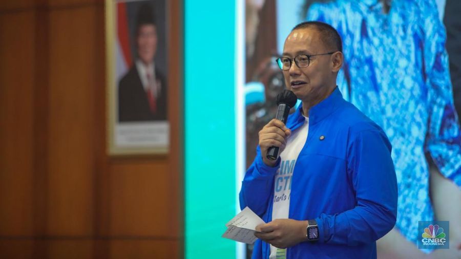 Wakil Ketua MPR RI, Eddy Soeparno (tengah) dan Ketua Yayasan Era Shradda Indonesia, Amelia Salim (kanan) dalam acara Launching Indonesia Climate Change Forum (ICCF) 2025 di Gedung MPR/DPR RI, Senayan, Jakarta, Selasa (23/9/2025). (CNBC Indonesia/Faisal Rahman)