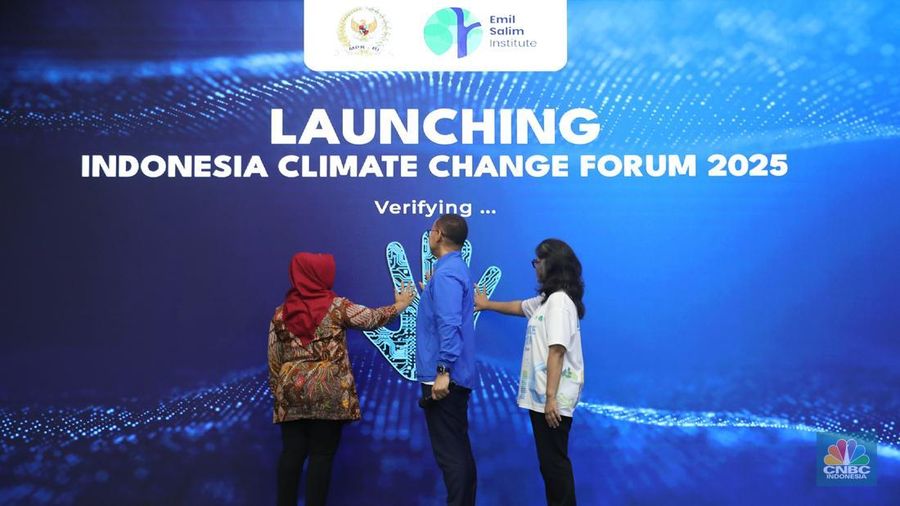 Wakil Ketua MPR RI, Eddy Soeparno (tengah) dan Ketua Yayasan Era Shradda Indonesia, Amelia Salim (kanan) dalam acara Launching Indonesia Climate Change Forum (ICCF) 2025 di Gedung MPR/DPR RI, Senayan, Jakarta, Selasa (23/9/2025). (CNBC Indonesia/Faisal Rahman)