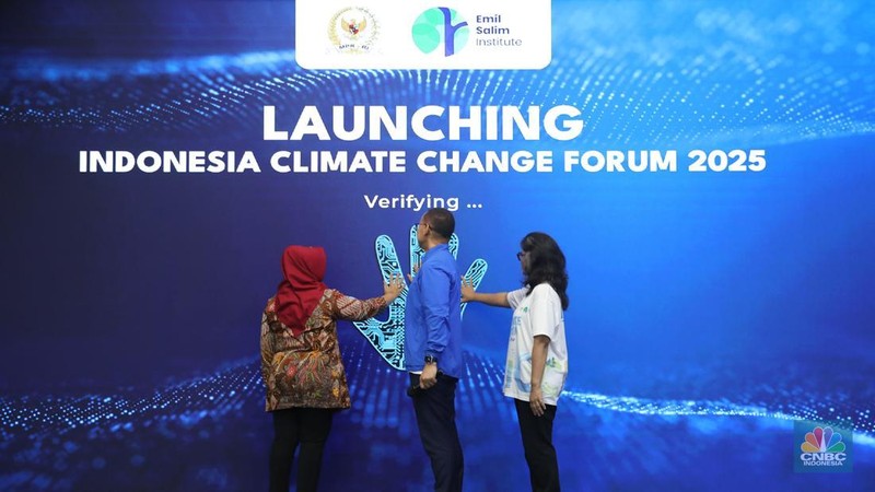 Wakil Ketua MPR RI, Eddy Soeparno (tengah) dan Ketua Yayasan Era Shradda Indonesia, Amelia Salim (kanan) dalam acara Launching Indonesia Climate Change Forum (ICCF) 2025 di Gedung MPR/DPR RI, Senayan, Jakarta, Selasa (23/9/2025). (CNBC Indonesia/Faisal Rahman)