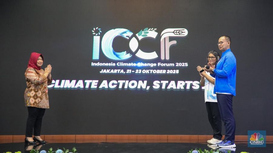Wakil Ketua MPR RI, Eddy Soeparno (tengah) dan Ketua Yayasan Era Shradda Indonesia, Amelia Salim (kanan) dalam acara Launching Indonesia Climate Change Forum (ICCF) 2025 di Gedung MPR/DPR RI, Senayan, Jakarta, Selasa (23/9/2025). (CNBC Indonesia/Faisal Rahman)