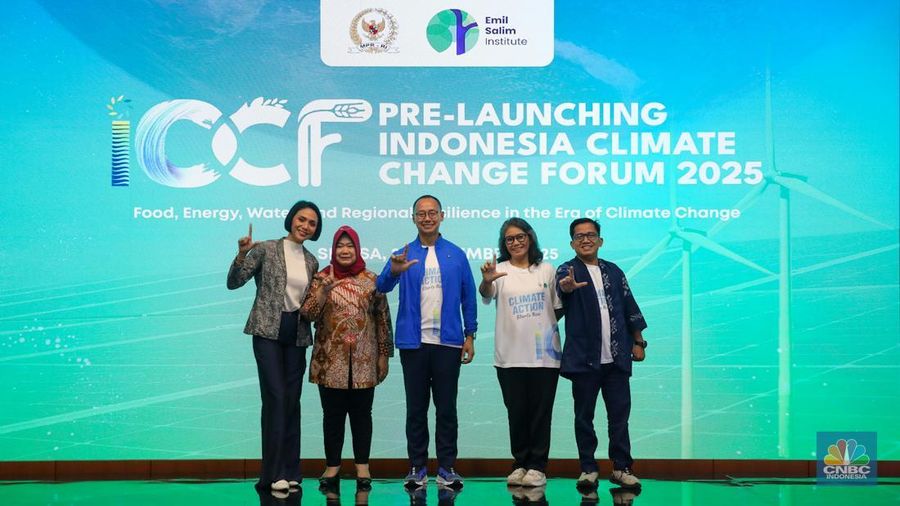 Wakil Ketua MPR RI, Eddy Soeparno (tengah) dan Ketua Yayasan Era Shradda Indonesia, Amelia Salim (kanan) dalam acara Launching Indonesia Climate Change Forum (ICCF) 2025 di Gedung MPR/DPR RI, Senayan, Jakarta, Selasa (23/9/2025). (CNBC Indonesia/Faisal Rahman)