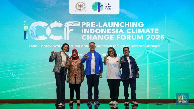 Wakil Ketua MPR RI, Eddy Soeparno (tengah) dan Ketua Yayasan Era Shradda Indonesia, Amelia Salim (kanan) dalam acara Launching Indonesia Climate Change Forum (ICCF) 2025 di Gedung MPR/DPR RI, Senayan, Jakarta, Selasa (23/9/2025). (CNBC Indonesia/Faisal Rahman)