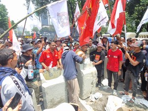 Peserta Aksi Cor Badan Saat Demo Hari Tani Nasional di Jakpus