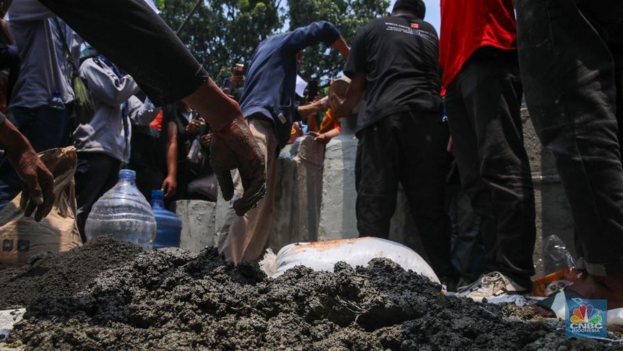 Aksi memperingati Hari Tani Nasional (HTN) ke-65 di Jalan Medan Merdeka Selatan, Jakarta Pusat, Rabu (24/9/2025), diwarnai aksi ekstrem berupa cor badan. (CNBC Indonesia/Faisal Rahman)