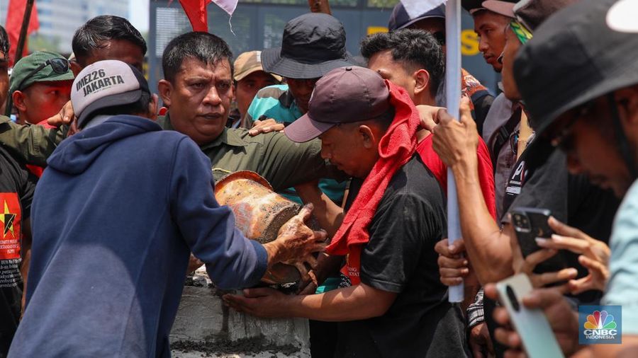 Aksi memperingati Hari Tani Nasional (HTN) ke-65 di Jalan Medan Merdeka Selatan, Jakarta Pusat, Rabu (24/9/2025), diwarnai aksi ekstrem berupa cor badan. Aksi memperingati Hari Tani Nasional (HTN) ke-65 di Jalan Medan Merdeka Selatan, Jakarta Pusat, Rabu (24/9/2025), diwarnai aksi ekstrem berupa cor badan. (CNBC Indonesia/Faisal Rahman)