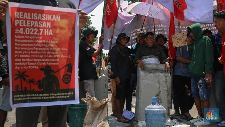 Aksi memperingati Hari Tani Nasional (HTN) ke-65 di Jalan Medan Merdeka Selatan, Jakarta Pusat, Rabu (24/9/2025), diwarnai aksi ekstrem berupa cor badan. (CNBC Indonesia/Faisal Rahman)