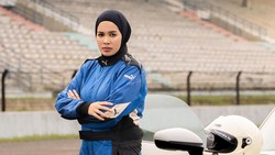 Video: Spill Outfit Alexandra Asmasoebrata, Pembalap Wanita Pertama di Indonesia