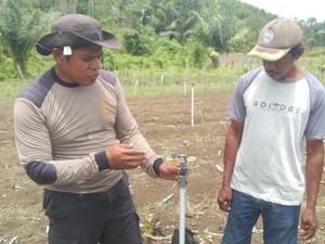 Inovasi Aiptu Arip Pelu Bikin Penyiraman Kincir Air untuk Petani Baubau