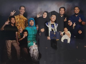 Wisudawan Tertua ITS Raih IPK 3,95 pada Usia 63 Tahun