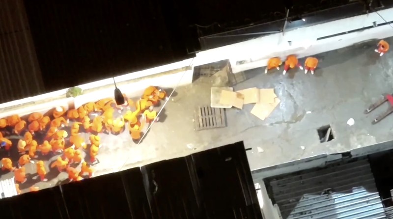 Kerusuhan akibat perkelahian antar geng pecah di sebuah penjara di kota pelabuhan Machala, Ekuador selatan, pada Senin (22/9), menewaskan sedikitnya 14 orang dan melukai 14 lainnya. (Tangkapan Layar Video Reuters/ECUADOREAN POLICE HANDOUT)