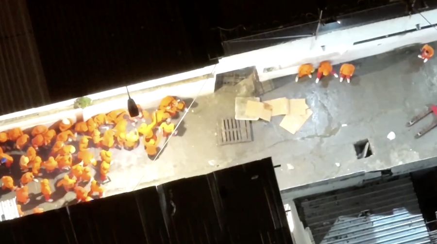 Kerusuhan akibat perkelahian antar geng pecah di sebuah penjara di kota pelabuhan Machala, Ekuador selatan, pada Senin (22/9), menewaskan sedikitnya 14 orang dan melukai 14 lainnya. Kerusuhan akibat perkelahian antar geng pecah di sebuah penjara di kota pelabuhan Machala, Ekuador selatan, pada Senin (22/9), menewaskan sedikitnya 14 orang dan melukai 14 lainnya. (Tangkapan Layar Video Reuters/ECUADOREAN POLICE HANDOUT)