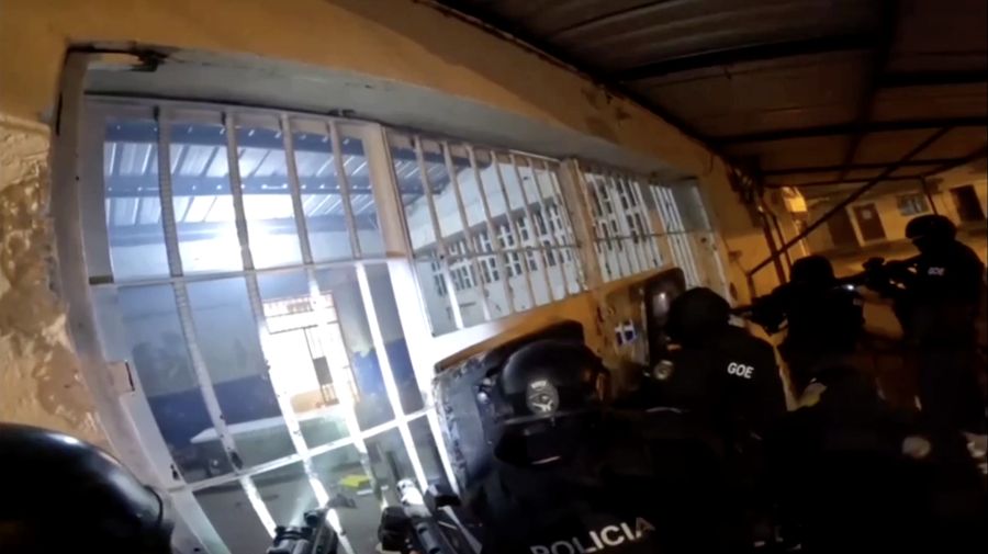Kerusuhan akibat perkelahian antar geng pecah di sebuah penjara di kota pelabuhan Machala, Ekuador selatan, pada Senin (22/9), menewaskan sedikitnya 14 orang dan melukai 14 lainnya. (Tangkapan Layar Video Reuters/ECUADOREAN POLICE HANDOUT)