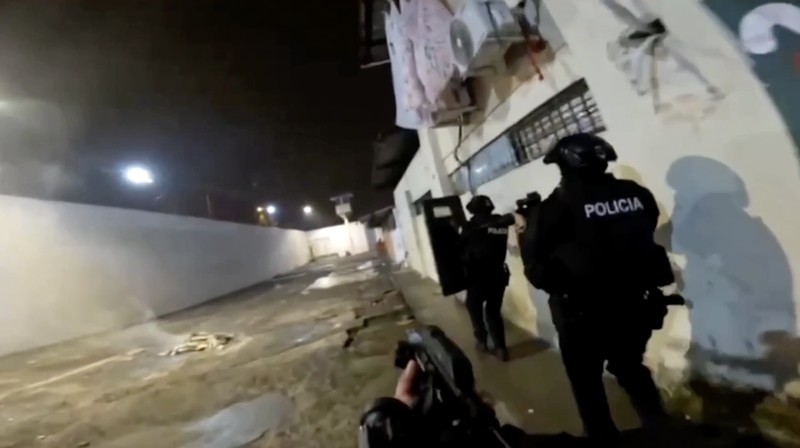 Kerusuhan akibat perkelahian antar geng pecah di sebuah penjara di kota pelabuhan Machala, Ekuador selatan, pada Senin (22/9), menewaskan sedikitnya 14 orang dan melukai 14 lainnya. (Tangkapan Layar Video Reuters/ECUADOREAN POLICE HANDOUT)