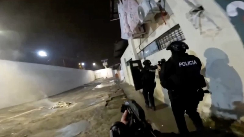 Kerusuhan akibat perkelahian antar geng pecah di sebuah penjara di kota pelabuhan Machala, Ekuador selatan, pada Senin (22/9), menewaskan sedikitnya 14 orang dan melukai 14 lainnya. (Tangkapan Layar Video Reuters/ECUADOREAN POLICE HANDOUT)