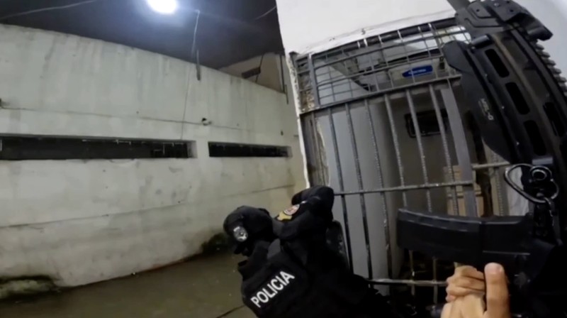 Kerusuhan akibat perkelahian antar geng pecah di sebuah penjara di kota pelabuhan Machala, Ekuador selatan, pada Senin (22/9), menewaskan sedikitnya 14 orang dan melukai 14 lainnya. (Tangkapan Layar Video Reuters/ECUADOREAN POLICE HANDOUT)