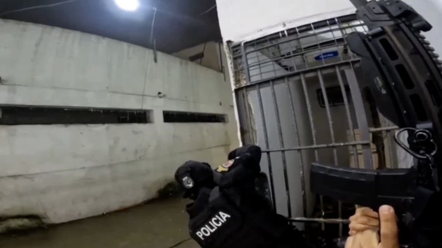 Kerusuhan akibat perkelahian antar geng pecah di sebuah penjara di kota pelabuhan Machala, Ekuador selatan, pada Senin (22/9), menewaskan sedikitnya 14 orang dan melukai 14 lainnya. (Tangkapan Layar Video Reuters/ECUADOREAN POLICE HANDOUT)