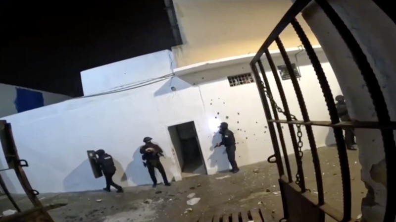 Kerusuhan akibat perkelahian antar geng pecah di sebuah penjara di kota pelabuhan Machala, Ekuador selatan, pada Senin (22/9), menewaskan sedikitnya 14 orang dan melukai 14 lainnya. (Tangkapan Layar Video Reuters/ECUADOREAN POLICE HANDOUT)