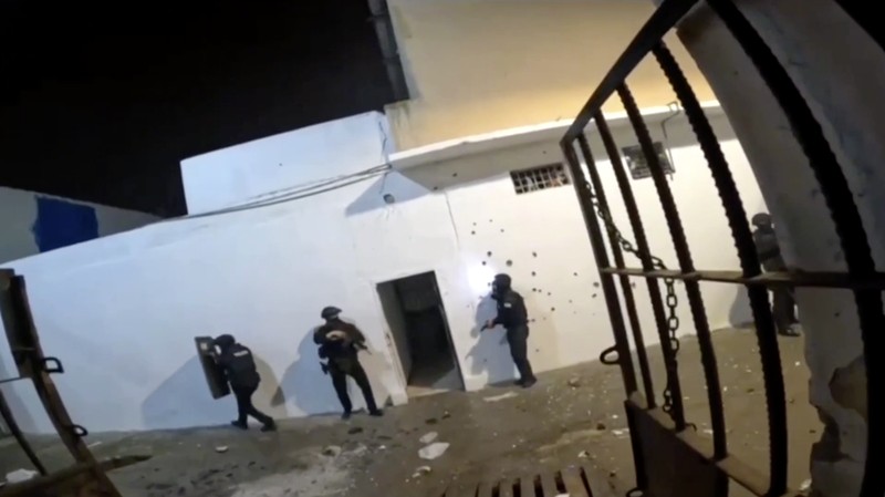 Kerusuhan akibat perkelahian antar geng pecah di sebuah penjara di kota pelabuhan Machala, Ekuador selatan, pada Senin (22/9), menewaskan sedikitnya 14 orang dan melukai 14 lainnya. (Tangkapan Layar Video Reuters/ECUADOREAN POLICE HANDOUT)