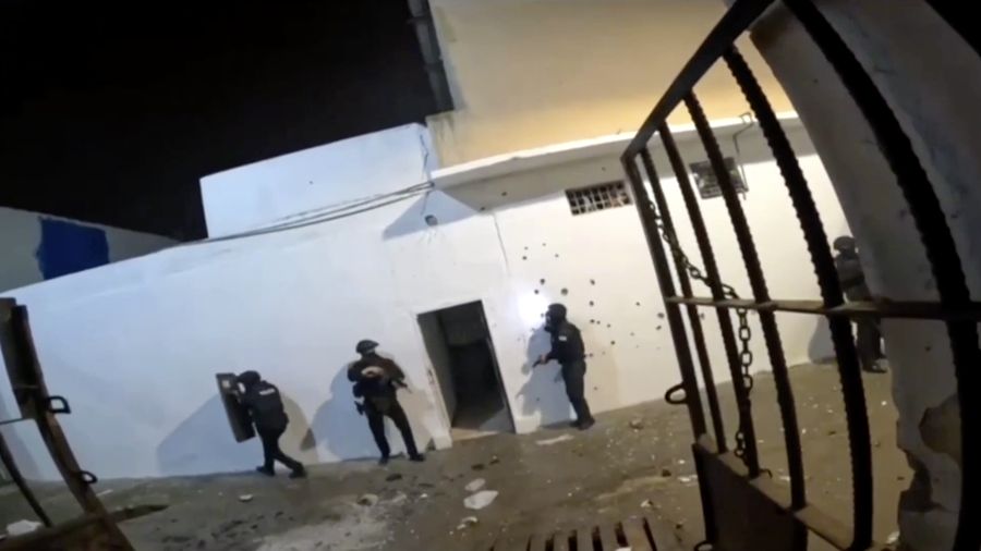 Kerusuhan akibat perkelahian antar geng pecah di sebuah penjara di kota pelabuhan Machala, Ekuador selatan, pada Senin (22/9), menewaskan sedikitnya 14 orang dan melukai 14 lainnya. Kerusuhan akibat perkelahian antar geng pecah di sebuah penjara di kota pelabuhan Machala, Ekuador selatan, pada Senin (22/9), menewaskan sedikitnya 14 orang dan melukai 14 lainnya. (Tangkapan Layar Video Reuters/ECUADOREAN POLICE HANDOUT)