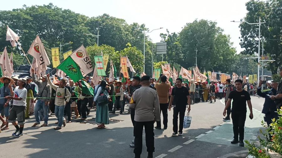 Massa aksi dari petani mulai memadati Jalan Medan Merdeka Selatan Jakarta Pusat, Rabu (24/9/2025). (X/@TMCPoldaMetro)