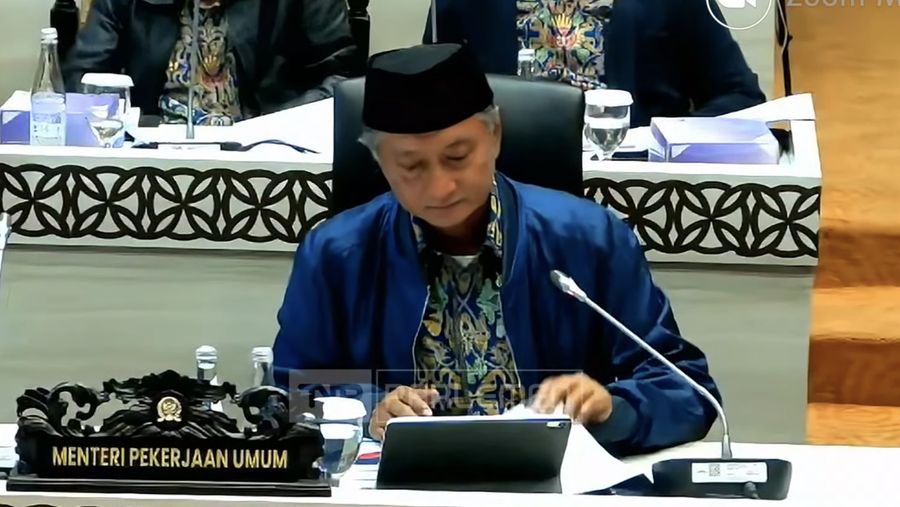 Menteri Pekerjaan Umum (PU) Dody Hanggodo saat mengikuti rapat dengan Komisi V DPR RI di Gedung DPR/MPR, Jakarta, Rabu (24/9/2025). (Tangkapan Layar Youtube/TVR PARLEMEN)