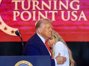 Most Pop: Momen Janda Charlie Kirk Berpelukan dengan Donald Trump
