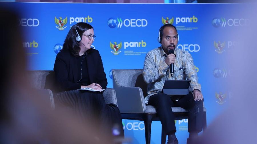 Senior Policy Analyst & Team Lead - Public Integrity Indicators OECD Carissa & Plt. Deputi Pencegahan dan Monitoring KPK Aminudin pada National Oversight & Integrity Forum 2025 di Jakarta, Senin (22/9/2025).