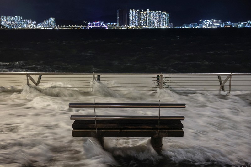 Ombak menghantam pantai, saat Topan Super Ragasa menghantam Tseung Kwan O, di Hong Kong, Cina, 24 September 2025, dalam tangkapan layar yang diperoleh dari video media sosial. Ombak menghantam pantai, saat Topan Super Ragasa menghantam Tseung Kwan O, di Hong Kong, Cina, 24 September 2025, dalam tangkapan layar yang diperoleh dari video media sosial. (Andre Lange/via REUTERS)
