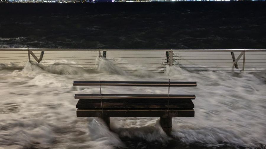 Ombak menghantam pantai, saat Topan Super Ragasa menghantam Tseung Kwan O, di Hong Kong, Cina, 24 September 2025, dalam tangkapan layar yang diperoleh dari video media sosial. (Andre Lange/via REUTERS)