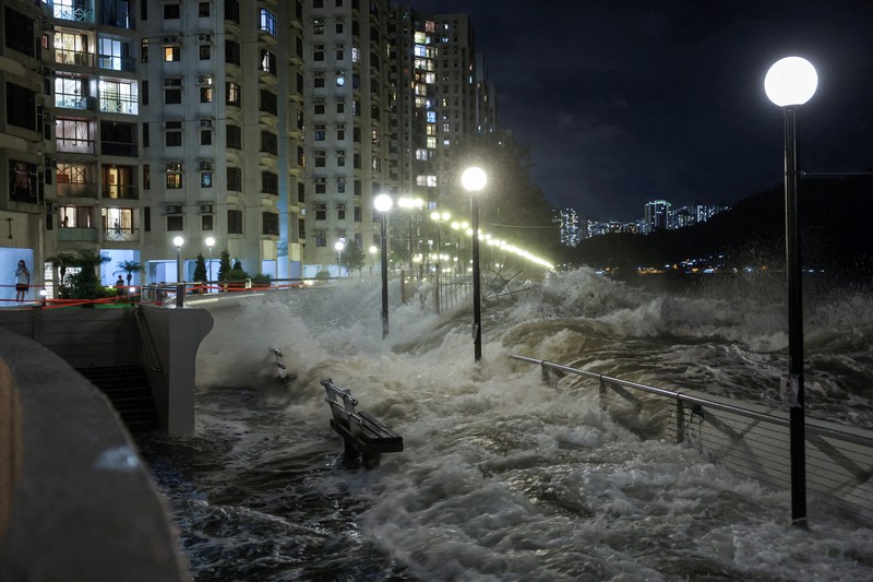 Ombak menghantam pantai, saat Topan Super Ragasa menghantam Tseung Kwan O, di Hong Kong, Cina, 24 September 2025, dalam tangkapan layar yang diperoleh dari video media sosial. (Andre Lange/via REUTERS)