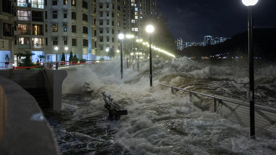 Ombak menghantam pantai, saat Topan Super Ragasa menghantam Tseung Kwan O, di Hong Kong, Cina, 24 September 2025, dalam tangkapan layar yang diperoleh dari video media sosial. Ombak menghantam pantai, saat Topan Super Ragasa menghantam Tseung Kwan O, di Hong Kong, Cina, 24 September 2025, dalam tangkapan layar yang diperoleh dari video media sosial. (Andre Lange/via REUTERS)