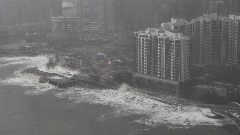 Ombak menghantam pantai, saat Topan Super Ragasa menghantam Tseung Kwan O, di Hong Kong, Cina, 24 September 2025, dalam tangkapan layar yang diperoleh dari video media sosial. (Andre Lange/via REUTERS)