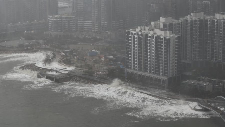 Ombak menghantam pantai, saat Topan Super Ragasa menghantam Tseung Kwan O, di Hong Kong, Cina, 24 September 2025, dalam tangkapan layar yang diperoleh dari video media sosial. Ombak menghantam pantai, saat Topan Super Ragasa menghantam Tseung Kwan O, di Hong Kong, Cina, 24 September 2025, dalam tangkapan layar yang diperoleh dari video media sosial. (Andre Lange/via REUTERS)