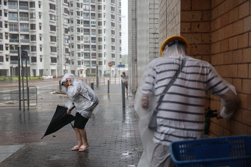 Ombak menghantam pantai, saat Topan Super Ragasa menghantam Tseung Kwan O, di Hong Kong, Cina, 24 September 2025, dalam tangkapan layar yang diperoleh dari video media sosial. (Andre Lange/via REUTERS)