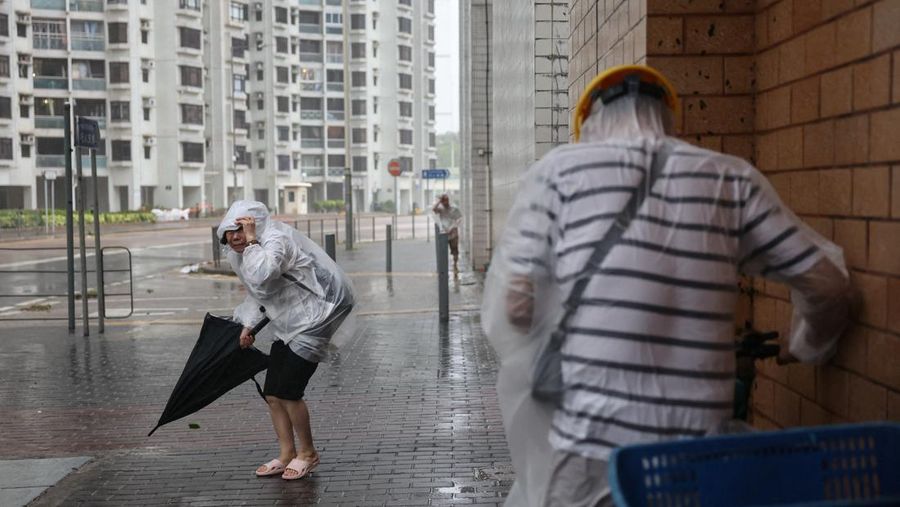 Ombak menghantam pantai, saat Topan Super Ragasa menghantam Tseung Kwan O, di Hong Kong, Cina, 24 September 2025, dalam tangkapan layar yang diperoleh dari video media sosial. (Andre Lange/via REUTERS)