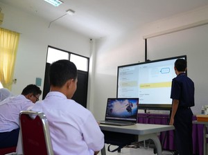 AI di Ruang Kelas Kita: Menyelamatkan Ruh Pendidikan Indonesia dari Ilusi Teknokratis