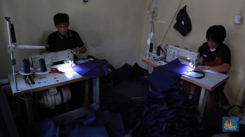 Pekerja menjahit tas di konveksi sablon rumahan sedjati, Jati Padang, Jakarta, Rabu (24/9/2025). (CNBC Indonesia/Muhammad Sabki)